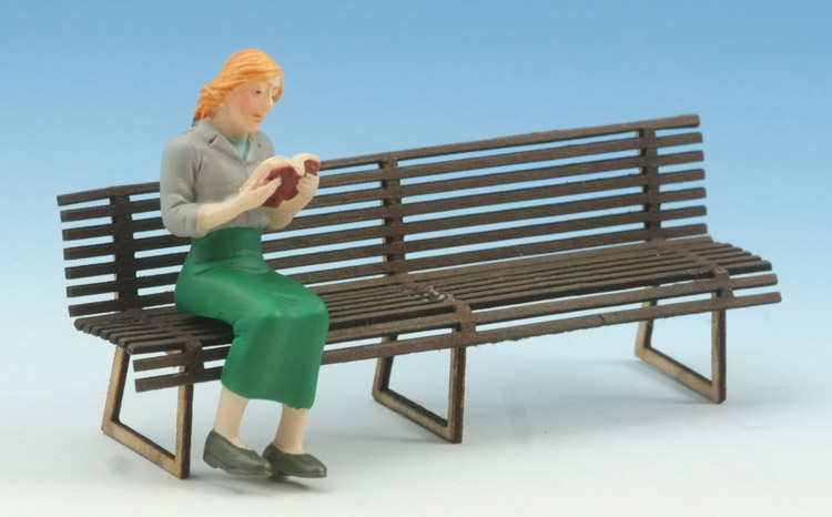  Frau sitzend und lesend (grau-grün)