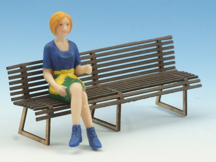  Frau sitzend (blau-grün)