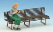 Frau sitzend und lesend (grau-grn)