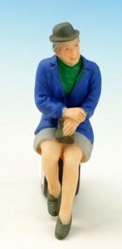 Frau sitzend mit Hut (blau)